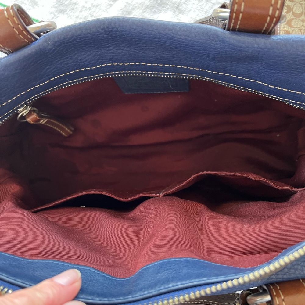 Coach Navy and Brown pebble Leather bag. Matching wristlet and Coach bow. - Picture 5 of 11